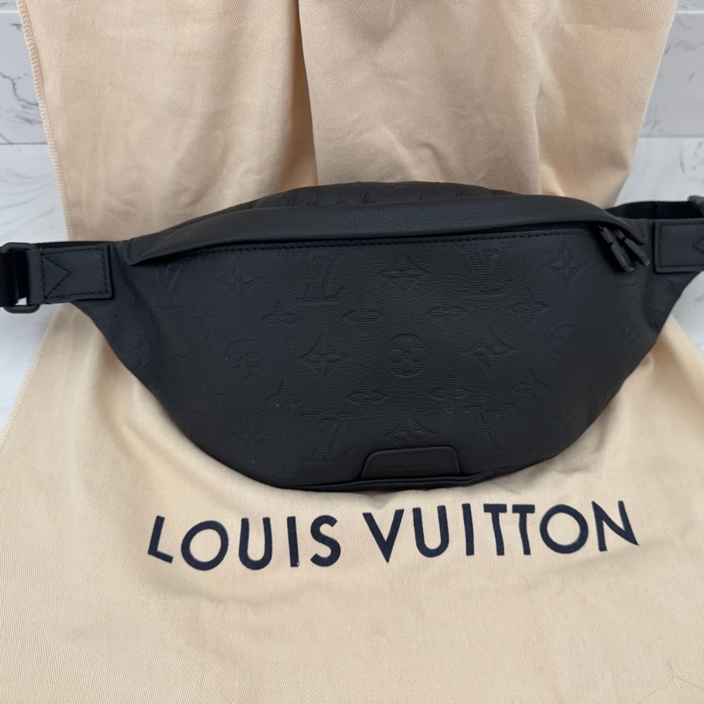 Louis Vuitton Discovery Bumbag PM in Black (M46036)